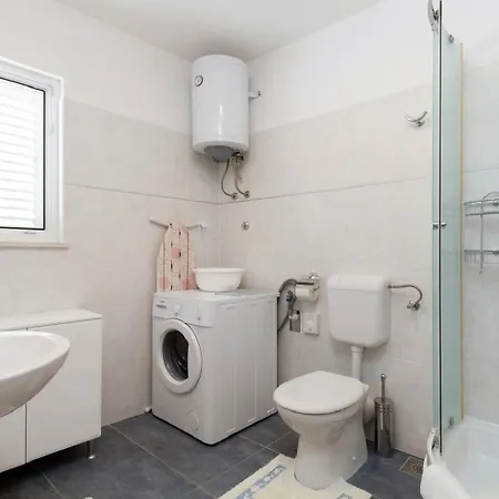 Ljilja Апартаменти Хвар